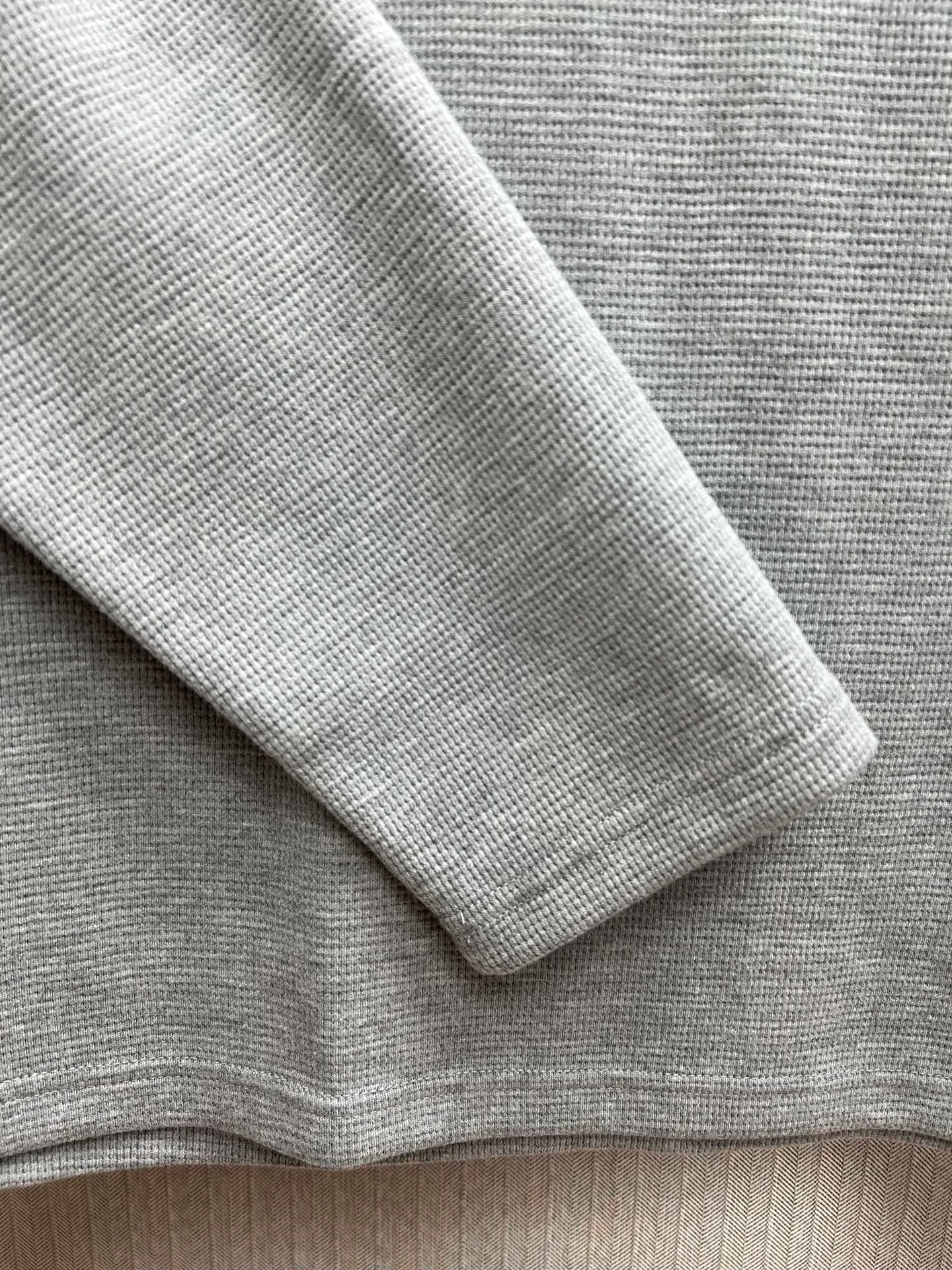 🅿️440 Crow Heart 25SS leather henley collar waffle sweatshirt. The fabric is made of 350g cotton waffle double-layer material before washing. Size: S.M.L